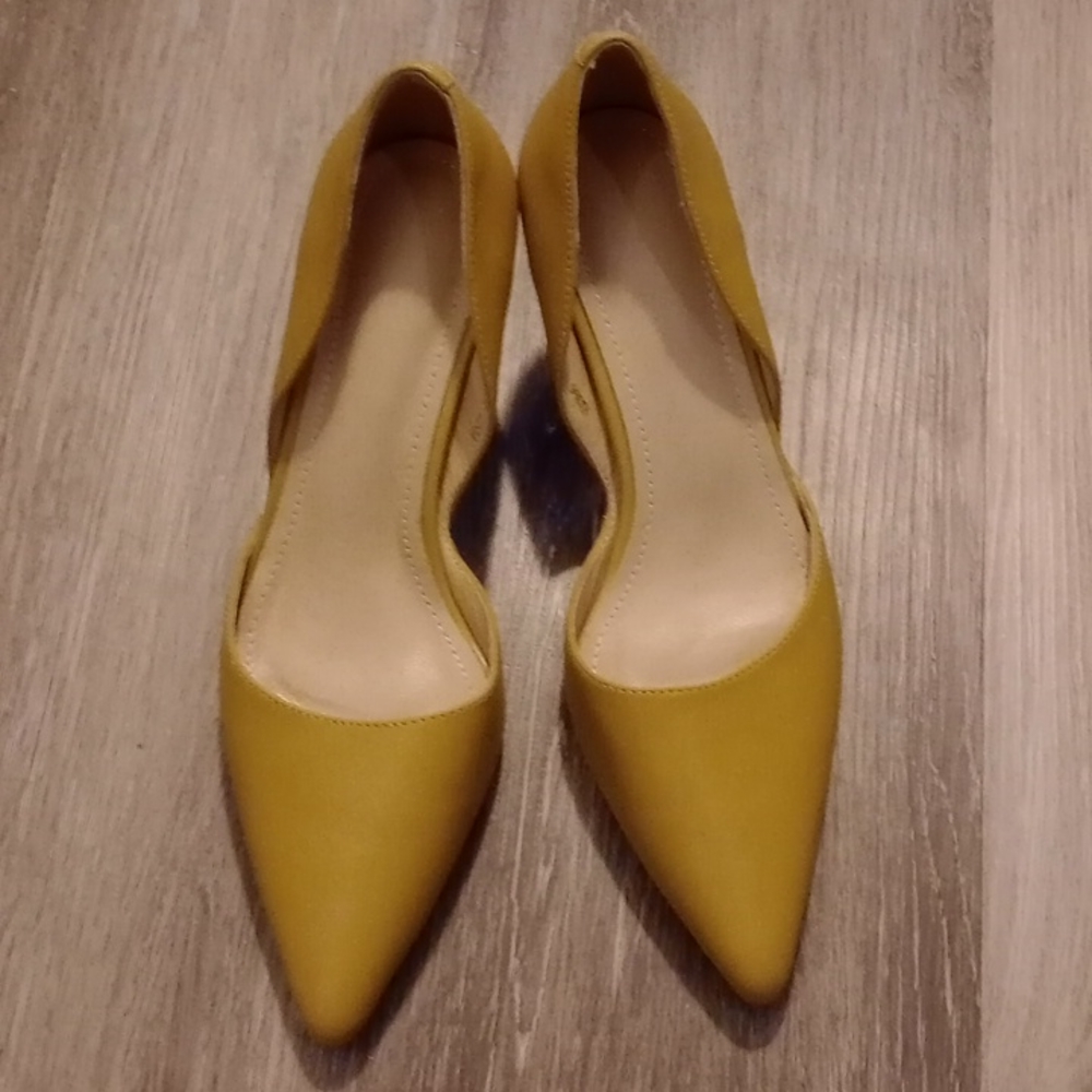 High heels shoes mustard color